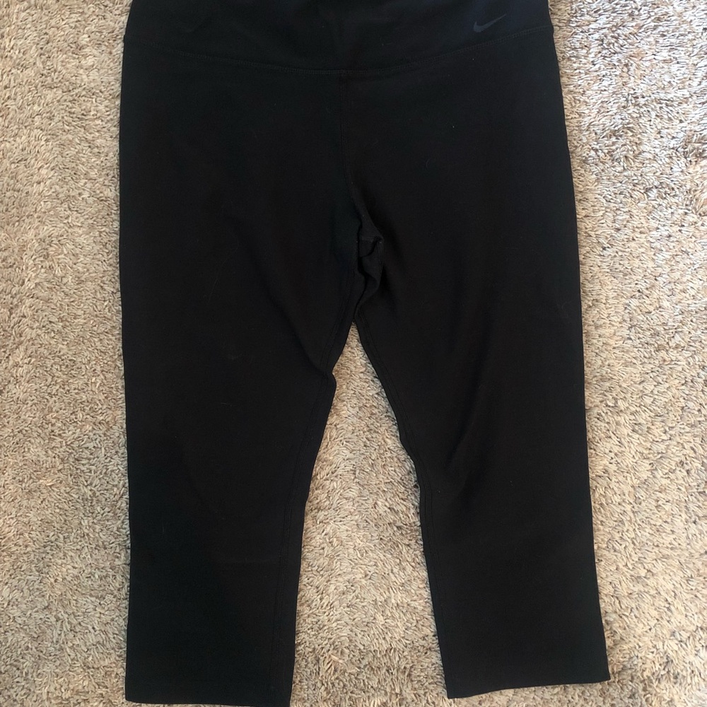 Capri length Nike dry fit leggings. Size L